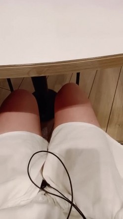 【贼猫猫】，新鲜出炉，长沙万达广场，小少妇逼里塞跳蛋，湿漉漉逛商场，精彩刺激 截图5