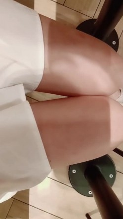 【贼猫猫】，新鲜出炉，长沙万达广场，小少妇逼里塞跳蛋，湿漉漉逛商场，精彩刺激 截图9