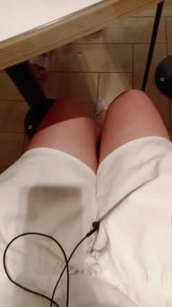 【贼猫猫】，新鲜出炉，长沙万达广场，小少妇逼里塞跳蛋，湿漉漉逛商场，精彩刺激 截图11