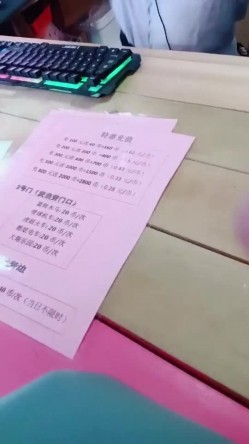 【贼猫猫】，新鲜出炉，长沙万达广场，小少妇逼里塞跳蛋，湿漉漉逛商场，精彩刺激 截图15