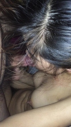 情侣第一视角自拍流出-被窝里给男朋友口交，舔得好认真舔出水了还表示嫌弃，高清1080P 截图8