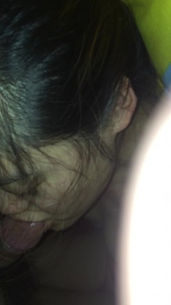情侣第一视角自拍流出-被窝里给男朋友口交，舔得好认真舔出水了还表示嫌弃，高清1080P 截图15