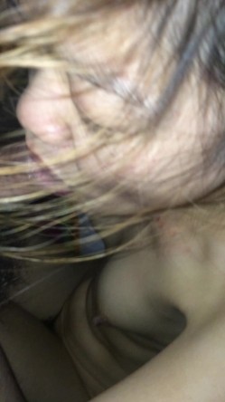 情侣第一视角自拍流出-被窝里给男朋友口交，舔得好认真舔出水了还表示嫌弃，高清1080P 截图16