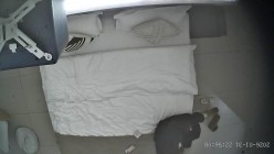 酒店上帝视角偷拍女友换上情趣睡衣后被小伙用超长大黑牛狂怼骚逼 截图2