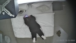 酒店上帝视角偷拍女友换上情趣睡衣后被小伙用超长大黑牛狂怼骚逼 截图4