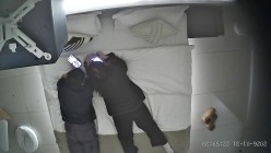 酒店上帝视角偷拍女友换上情趣睡衣后被小伙用超长大黑牛狂怼骚逼 截图5