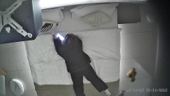 酒店上帝视角偷拍女友换上情趣睡衣后被小伙用超长大黑牛狂怼骚逼 截图6