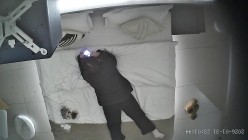 酒店上帝视角偷拍女友换上情趣睡衣后被小伙用超长大黑牛狂怼骚逼 截图7