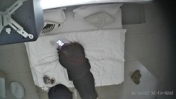 酒店上帝视角偷拍女友换上情趣睡衣后被小伙用超长大黑牛狂怼骚逼 截图10