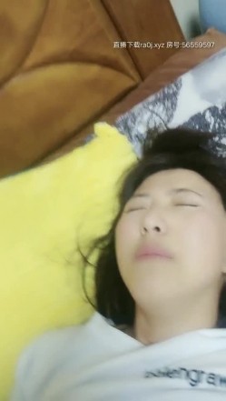 正在睡觉的小姐姐被我撩起来搞一搞，挠他脚心吃她奶子玩她逼，看见我硬硬的鸡巴瞬间没有睡意，爆草抽插浪叫续 截图3