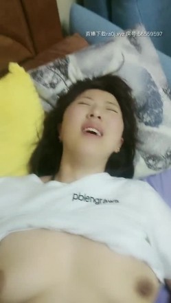 正在睡觉的小姐姐被我撩起来搞一搞，挠他脚心吃她奶子玩她逼，看见我硬硬的鸡巴瞬间没有睡意，爆草抽插浪叫续 截图4