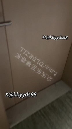 推特04年极品肥臀女主，110蜜桃肉臀抖M，腰臀比天花板，后入臀浪天花板「KK」被主人口射、耳光、滋尿、拍打调教 截图1
