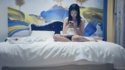 七天探花_高价网约外围小姐姐，镜头前特写掰B调情，床上多姿势啪啪 截图7