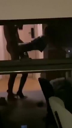 〖绿帽淫妻女神堕落〗绿帽大神献妻领导，亲自开车送骚妻和领导去旅游 把自己的妻子带出去让人当母狗调教 截图3