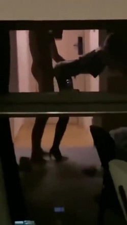 〖绿帽淫妻女神堕落〗绿帽大神献妻领导，亲自开车送骚妻和领导去旅游 把自己的妻子带出去让人当母狗调教 截图4