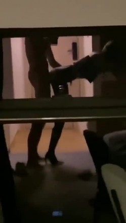 〖绿帽淫妻女神堕落〗绿帽大神献妻领导，亲自开车送骚妻和领导去旅游 把自己的妻子带出去让人当母狗调教 截图5