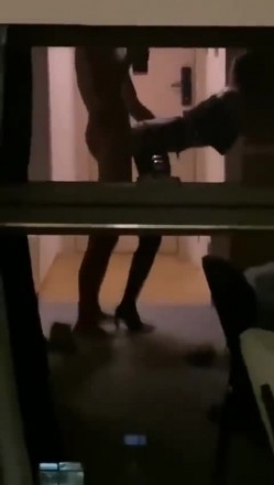 〖绿帽淫妻女神堕落〗绿帽大神献妻领导，亲自开车送骚妻和领导去旅游 把自己的妻子带出去让人当母狗调教 截图8