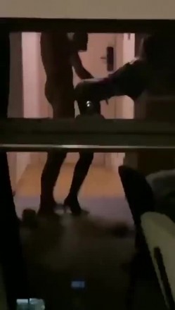 〖绿帽淫妻女神堕落〗绿帽大神献妻领导，亲自开车送骚妻和领导去旅游 把自己的妻子带出去让人当母狗调教 截图9
