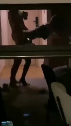 〖绿帽淫妻女神堕落〗绿帽大神献妻领导，亲自开车送骚妻和领导去旅游 把自己的妻子带出去让人当母狗调教 截图15