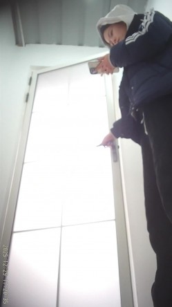 景区简易女厕偷拍美女换衣服尿尿多个高贵气质美女入镜 截图6