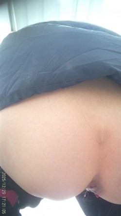景区简易女厕偷拍美女换衣服尿尿多个高贵气质美女入镜 截图8