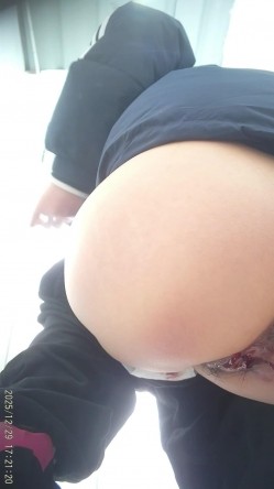 景区简易女厕偷拍美女换衣服尿尿多个高贵气质美女入镜 截图9