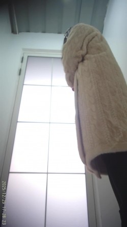 景区简易女厕偷拍美女换衣服尿尿多个高贵气质美女入镜 截图13