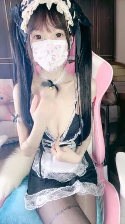 女仆装黑丝袜！极品双马尾少女！肛塞尾巴，地上假屌骑坐，张开双腿玻璃棒插穴，无毛肥逼极品 截图2