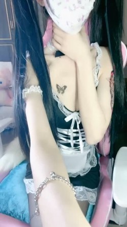 女仆装黑丝袜！极品双马尾少女！肛塞尾巴，地上假屌骑坐，张开双腿玻璃棒插穴，无毛肥逼极品 截图3