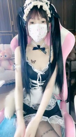 女仆装黑丝袜！极品双马尾少女！肛塞尾巴，地上假屌骑坐，张开双腿玻璃棒插穴，无毛肥逼极品 截图4