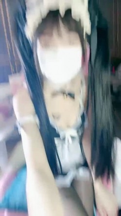 女仆装黑丝袜！极品双马尾少女！肛塞尾巴，地上假屌骑坐，张开双腿玻璃棒插穴，无毛肥逼极品 截图5
