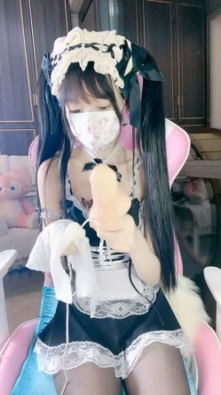 女仆装黑丝袜！极品双马尾少女！肛塞尾巴，地上假屌骑坐，张开双腿玻璃棒插穴，无毛肥逼极品 截图9