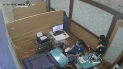 《妇产科监控破解》多位美女少妇张开大腿让医生又抠又摸检查阴道 截图1
