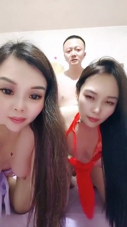 【骚母狗组合】两个嫂子共侍一夫 你争我抢 如狼似虎 喜欢熟女的不要错过 截图10
