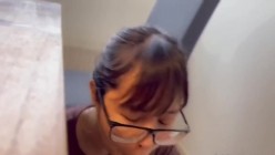 漂亮素颜眼镜美眉吃鸡吞精 眼镜掉在鼻尖上给男友吃鸡的样子很可爱 笑的很开心 看来是真爱 截图1
