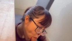 漂亮素颜眼镜美眉吃鸡吞精 眼镜掉在鼻尖上给男友吃鸡的样子很可爱 笑的很开心 看来是真爱 截图2