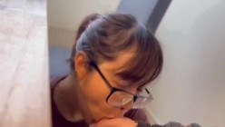 漂亮素颜眼镜美眉吃鸡吞精 眼镜掉在鼻尖上给男友吃鸡的样子很可爱 笑的很开心 看来是真爱 截图4