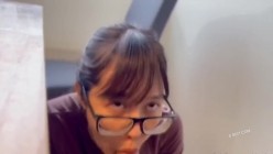 漂亮素颜眼镜美眉吃鸡吞精 眼镜掉在鼻尖上给男友吃鸡的样子很可爱 笑的很开心 看来是真爱 截图6