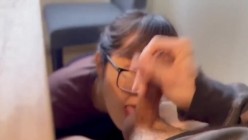 漂亮素颜眼镜美眉吃鸡吞精 眼镜掉在鼻尖上给男友吃鸡的样子很可爱 笑的很开心 看来是真爱 截图9