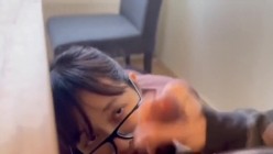 漂亮素颜眼镜美眉吃鸡吞精 眼镜掉在鼻尖上给男友吃鸡的样子很可爱 笑的很开心 看来是真爱 截图10