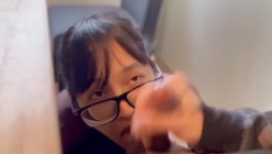 漂亮素颜眼镜美眉吃鸡吞精 眼镜掉在鼻尖上给男友吃鸡的样子很可爱 笑的很开心 看来是真爱 截图11