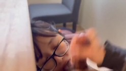 漂亮素颜眼镜美眉吃鸡吞精 眼镜掉在鼻尖上给男友吃鸡的样子很可爱 笑的很开心 看来是真爱 截图12