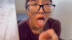 漂亮素颜眼镜美眉吃鸡吞精 眼镜掉在鼻尖上给男友吃鸡的样子很可爱 笑的很开心 看来是真爱 截图13