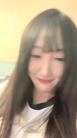 【0咕噜0】近期全网下海最极品青春漂亮的女神，偶像明星般的9分顶级颜值，大大的眼睛炯炯有神 高挑的身材 截图1