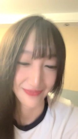 【0咕噜0】近期全网下海最极品青春漂亮的女神，偶像明星般的9分顶级颜值，大大的眼睛炯炯有神 高挑的身材 截图7