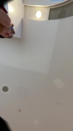 【精品CD】某房66RMB作品 极品无内学生妹！捂着裙子遮不住B外露 截图5