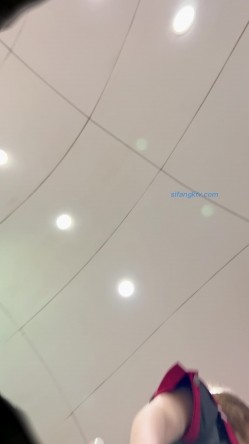 【精品CD】某房66RMB作品 极品无内学生妹！捂着裙子遮不住B外露 截图11