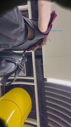 【精品CD】某房66RMB作品 极品无内学生妹！捂着裙子遮不住B外露 截图13