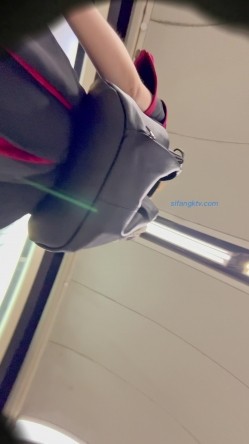 【精品CD】某房66RMB作品 极品无内学生妹！捂着裙子遮不住B外露 截图16