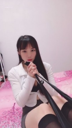新晋女神下海！【小浣熊】兼职黄播自慰，跳蛋震肛门，喜欢享受菊花被刺激的感觉 截图16